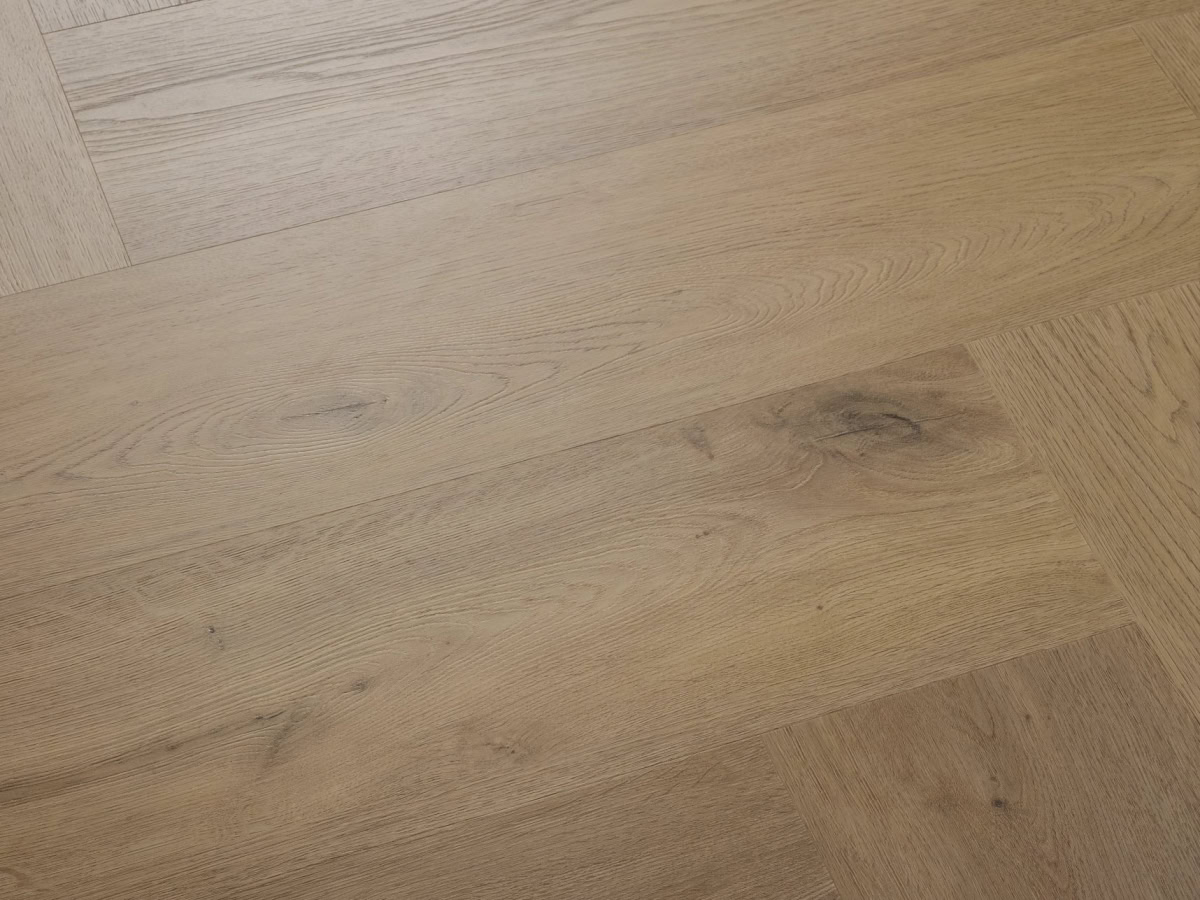 Vinylová podlaha COREtec Naturals WBE Herringbone Sorrel – ukázka detailu dekoru